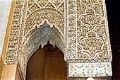 Marrakech - Medina meridionale, Tombe Saadiane - Qubba di Lalla Mas'uda, dettaglio delle decorazioni in stucco delle logge. 